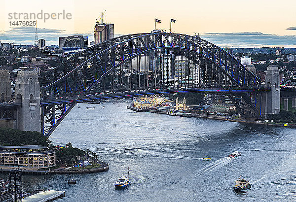 Australien  New South Wales  Sydney  Sydney Harbour Bridge am Abend