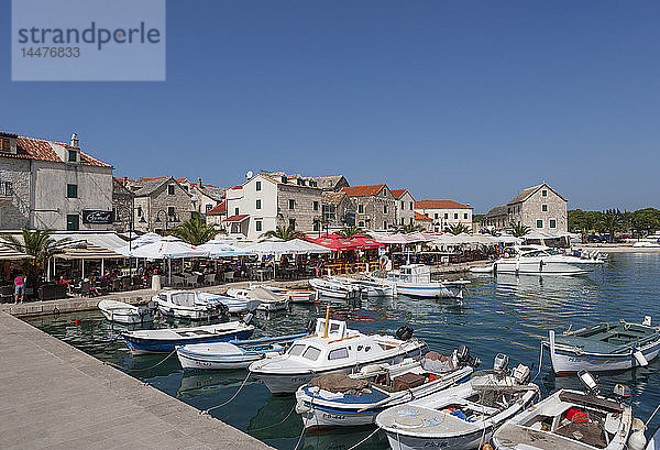Kroatien  Dalmatien  Primosten  Hafen  Fischerboote  Restaurants