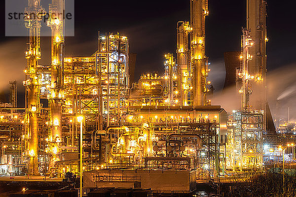 Vereinigtes Königreich  Grangemouth  Petrochemische Raffinerie bei Nacht