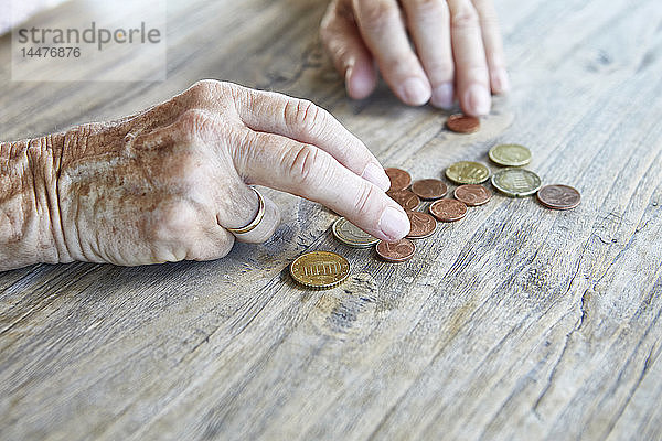 Hand einer älteren Frau beim Münzzählen  Nahaufnahme