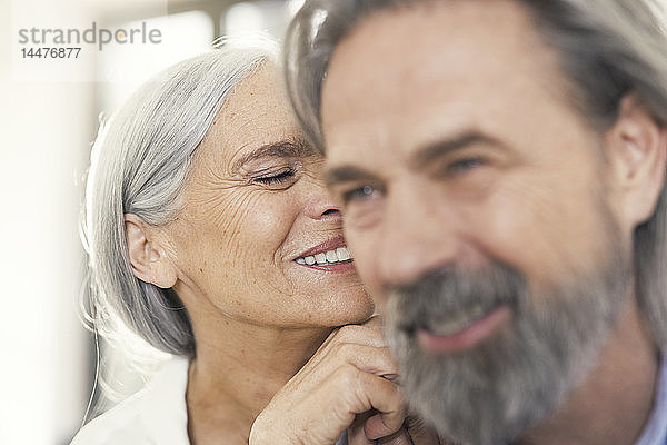 Porträt eines liebevollen älteren Ehepaares