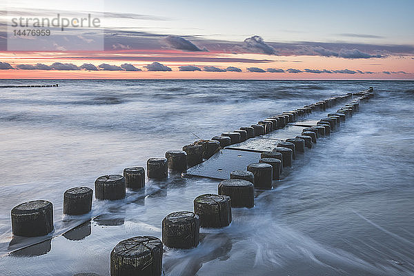 Deutschland  Mecklenburg-Vorpommern  Darss  Ahrenshoop  Weststrand  Buhnen im Abendlicht