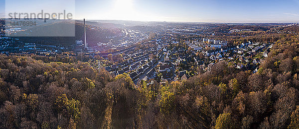 Deutschland  Wuppertal  Luftaufnahme von Elberfeld im Herbst