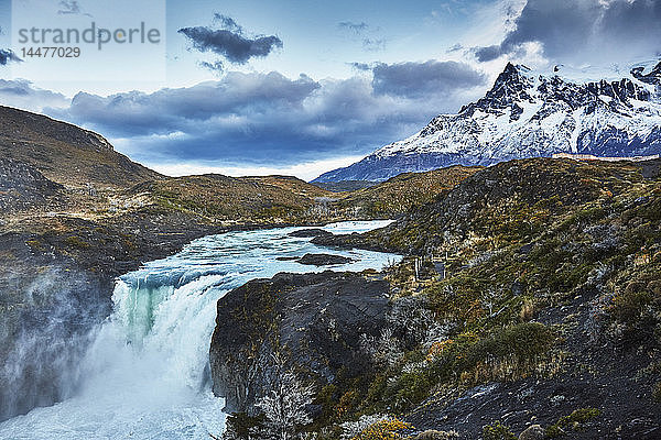 Chile  Torres del Paine Nationalpark  Cascada del Rio Paine  Wasserfall Salto Grande vor dem Torres del Paine Massiv