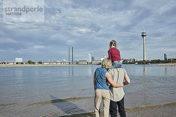 Deutschland  Düsseldorf  Familie mit Tochter am Rheinufer stehend