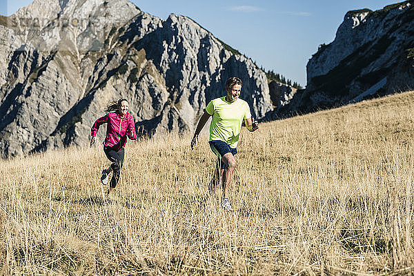 Österreich  Tirol  Paar läuft in den Bergen