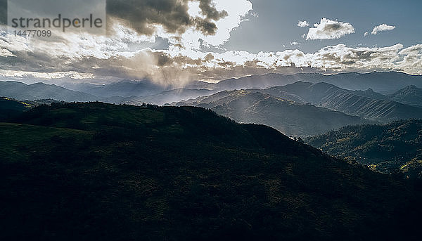 Spanien  Asturien  Berglandschaft im Herbst  Sonnenlicht