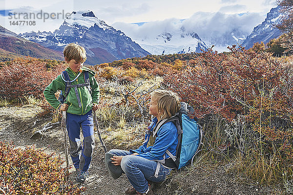 Argentinien  Patagonien  El Chalten  zwei Jungen machen eine Wanderpause im Nationalpark Los Glaciares