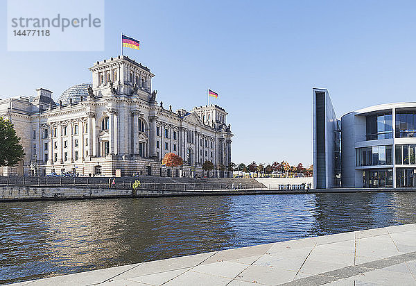 Deutschland  Berlin  Regierungsviertel  Reichstagsgebäude  Paul-Loebe-Haus und an der Spree