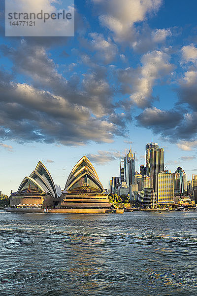 Australien  New South Wales  Sydney  Geschäftsviertel und das Opernhaus von Sydney im Abendlicht