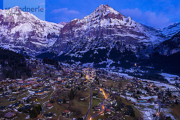 Schweiz  Kanton Bern  Wetterhorn  Grindelwald  Stadtbild zur blauen Stunde im Winter