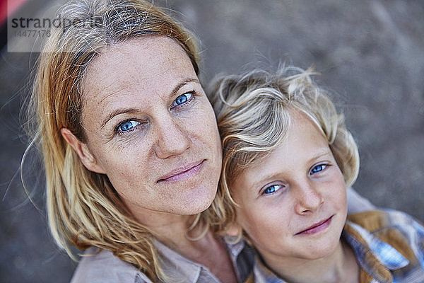 Porträt einer lächelnden Mutter mit Sohn im Freien