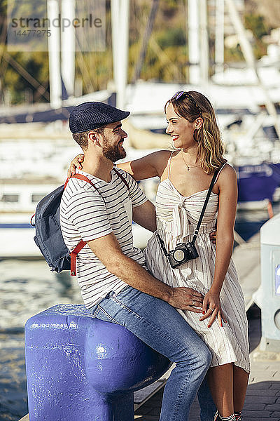 Spanien  Andalusien  Malaga  glückliches Touristenpaar macht Pause am Hafen