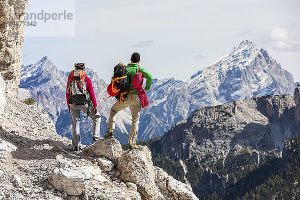 Italien  Cortina d'Ampezzo  Ehepaar mit Seil und Kletterausrüstung im Blick