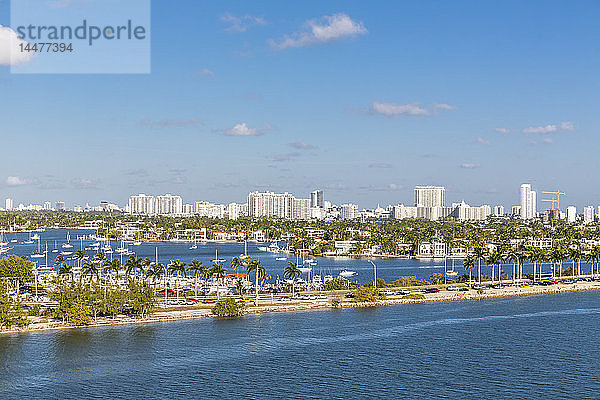 USA  Florida  Miami  Yachtpier mit Prominentenhäusern im Hintergrund
