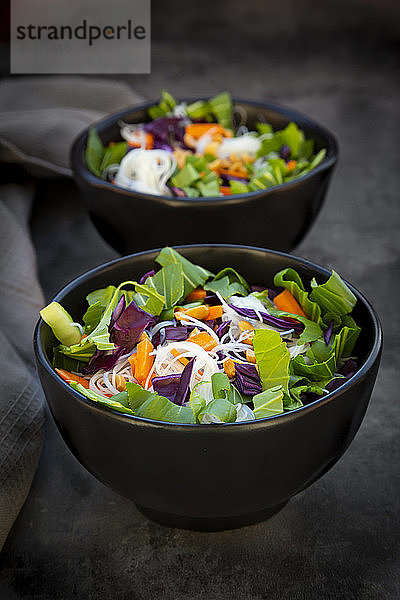 Zwei Schüsseln Glasnudelsalat mit Gemüse und Erdnüssen