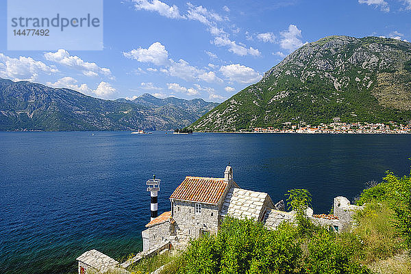 Montenegro  Bucht von Kotor  in der Nähe von Lepetane  Leuchtturm und der Kirche Gospe od Andela