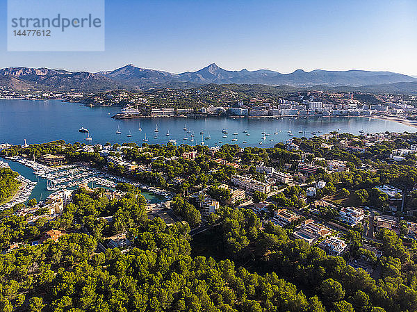 Spanien  Balearen  Mallorca  Region Calvia  Luftaufnahme von Santa Ponca  Yachthafen  Serra de Tramuntana im Hintergrund