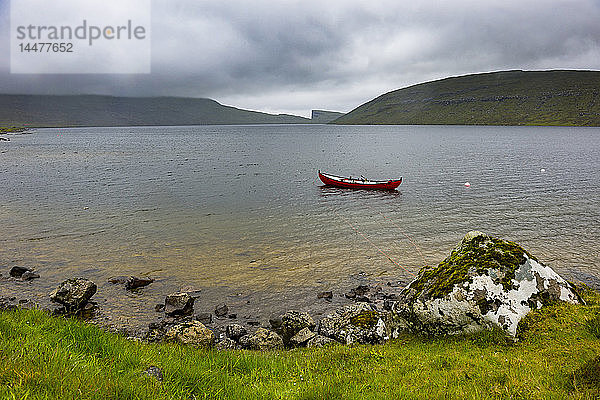 Dänemark  Färöer-Inseln  rotes Boot in einem See in Vagar
