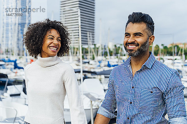 Spanien  Barcelona  glückliches Paar beim Spaziergang am Yachthafen