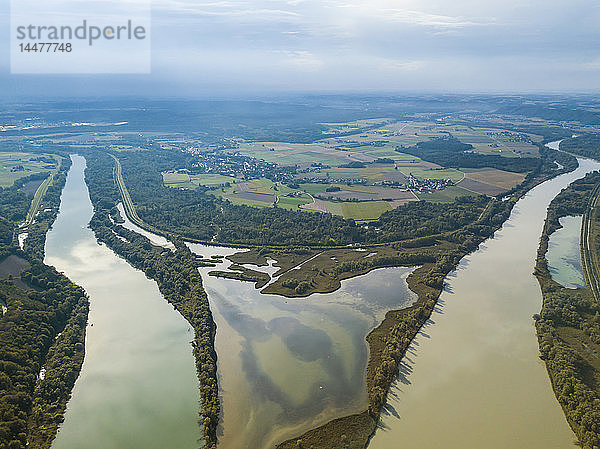 Deutschland  Bayern  Burghausen  Luftbild von Salzach und Inn  Flussmündung