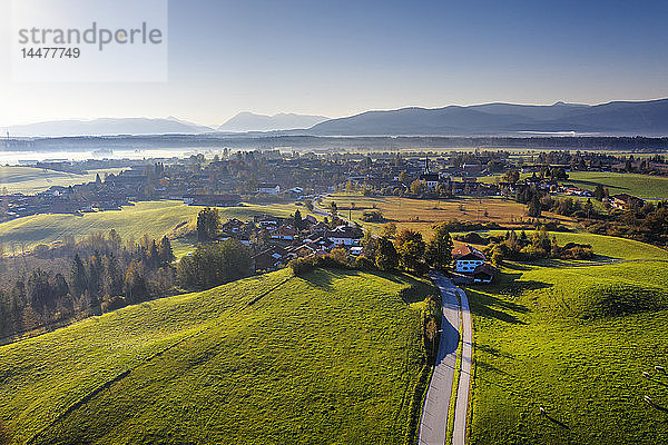 Deutschland  Bayern  Alpenvorland  Tölzer Land  Luftbild von Sachsenkam