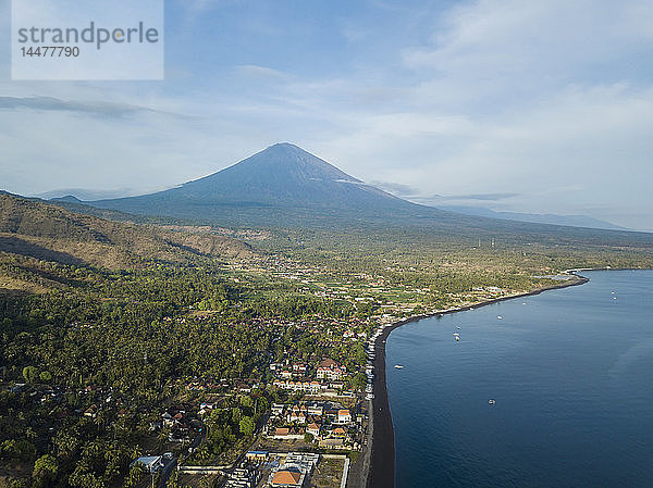 Indonesien  Bali  Amed  Luftaufnahme des Strandes von Amed und des Vulkans Agung