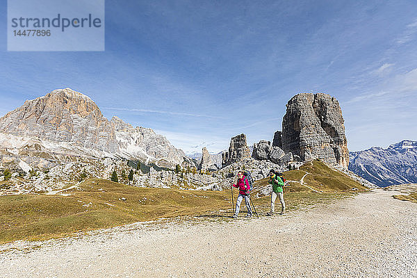 Italien  Cortina d'Ampezzo  zwei Personen wandern in der Bergregion der Dolomiten