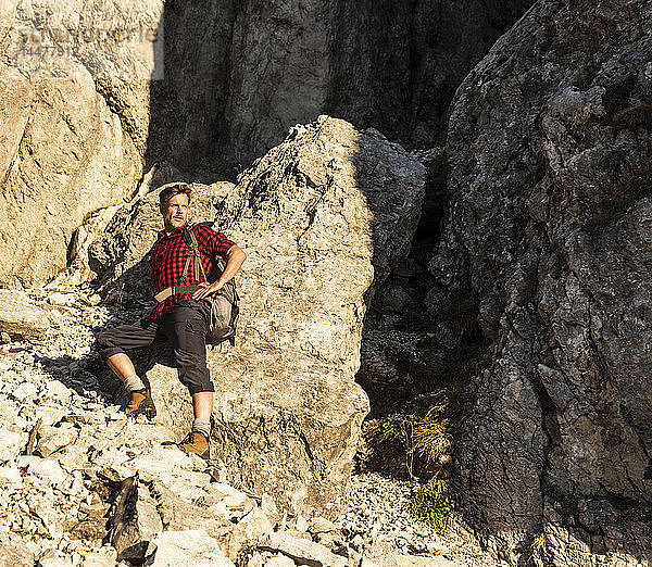 Erwachsener Mann steht in den Bergen  Bergsteigen in Österreich