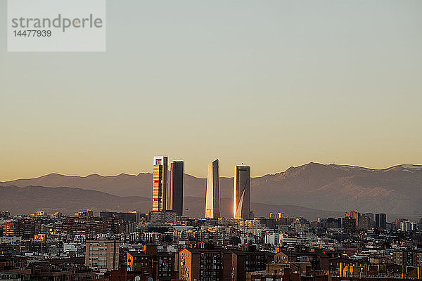 Spanien  Madrid  Stadtbild mit modernen Wolkenkratzern in der Dämmerung