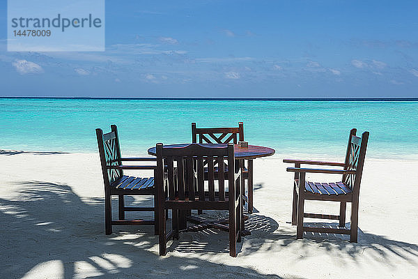 Malediven  Ari Atoll  Nalaguraidhoo  Sun Island Resort  Stühle und Tisch von