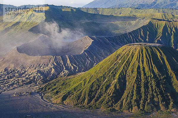Indonesien  Java  Bromo Tengger Semeru-Nationalpark  Mount Bromo-Vulkankrater bei Sonnenaufgang