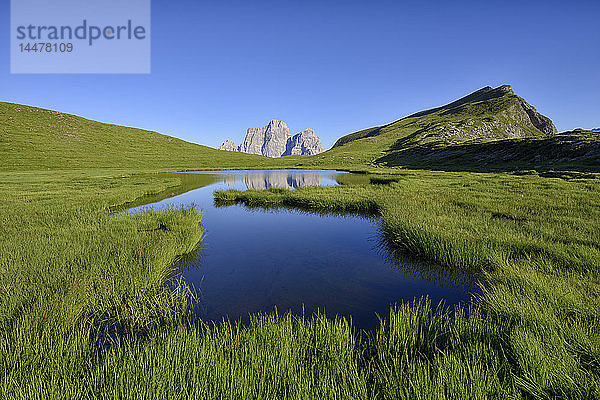 Italien  Provinz Belluno  Dolomiten  Selva di Cadore  Monte Pelmo im Spiegel des Lago delle Baste