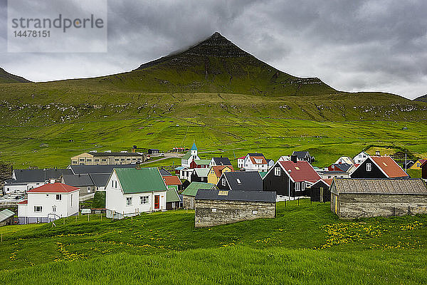 Dänemark  Färöer-Inseln  Estuyroy  Bunte Häuser im Dorf Gjogv