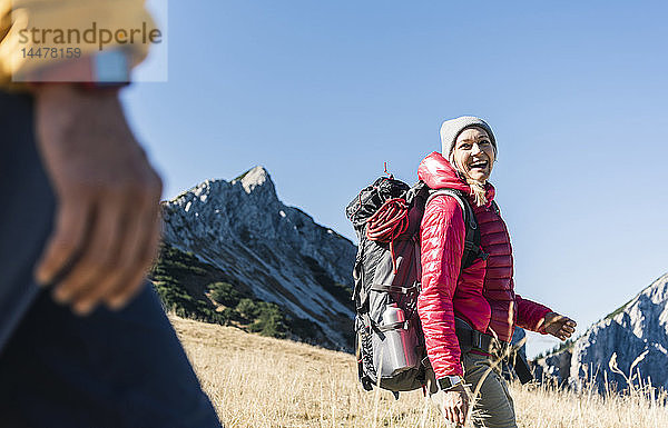 Österreich  Tirol  glückliche Frau mit Mann wandert in den Bergen
