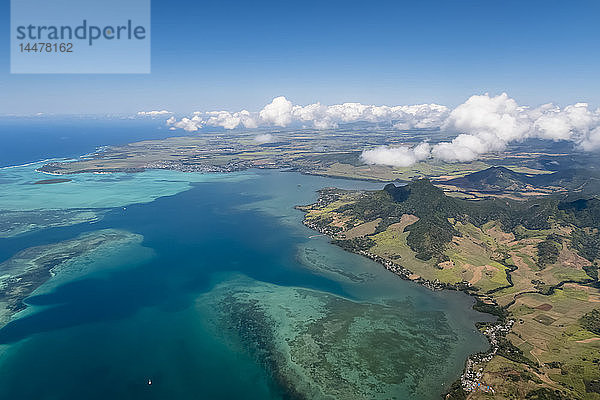 Mauritius  Indischer Ozean  Luftaufnahme der Ostküste  Mahebourg und Insel Ile Aux Aigrettes