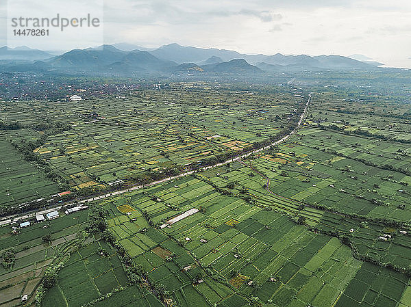 Indonesien  Bali  Keramas  Luftaufnahme des Strandes von Klotok  Reisfelder