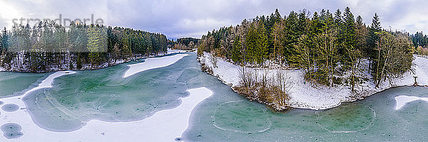 Deutschland  Baden-Württemberg  Ostalbkreis  Schwäbischer Wald  Luftaufnahme Wald und Stausee Eisenbach im Winter