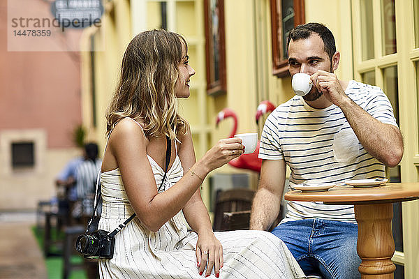 Spanien  Andalusien  Malaga  Ehepaar bei einem Kaffee in einer Gasse