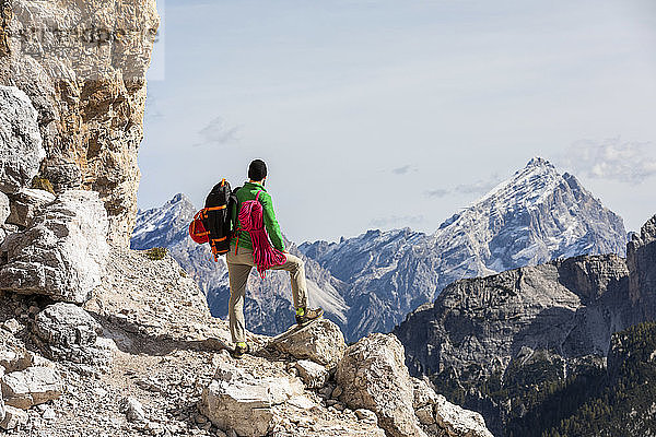 Italien  Cortina d'Ampezzo  Mann mit Seil und Kletterausrüstung im Blick