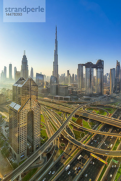 Vereinigte Arabische Emirate  Dubai  Burj Khalifa bei Sonnenaufgang