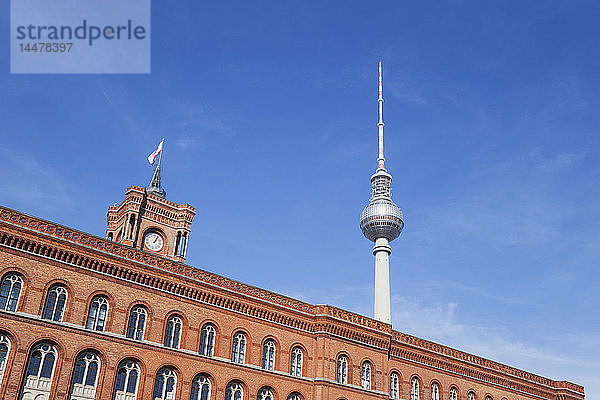 Deutschland  Berlin  Blick auf Fernsehturm und Rotes Rathaus im Vordergrund