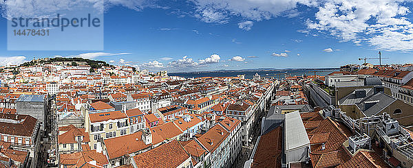 Portugal  Lissabon  Baixa  Panoramablick auf die Stadt mit Castelo Sao Jorge