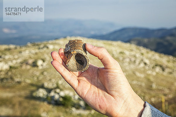 Griechenland  Peloponnes  Arkadien  Lykaion  Handfund einer Vase an der antiken Ausgrabungsstätte am Berg Profitis Ilias