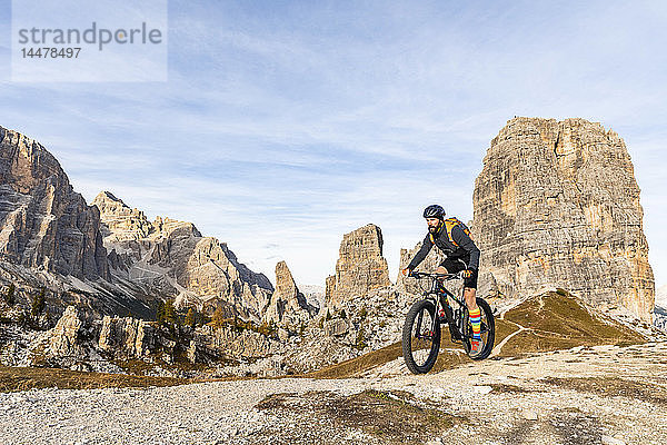 Italien  Cortina d'Ampezzo  Mann fährt mit dem Mountainbike in den Dolomiten