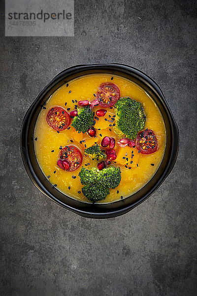 Kürbis-Curry mit Brokkoi  Hokaido-Kürbis  Tomate  Granatapfelkernen und schwarzem Sesam in Schale