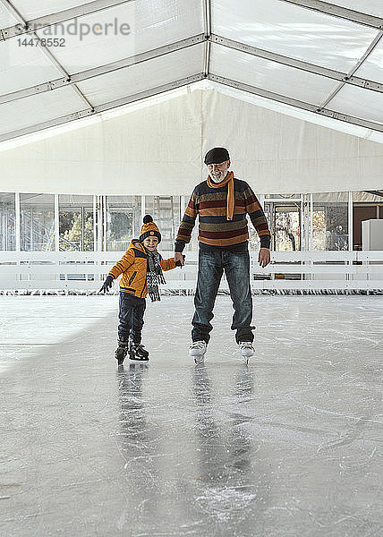 Grossvater und Grossvater auf der Eisbahn  Schlittschuhlaufen