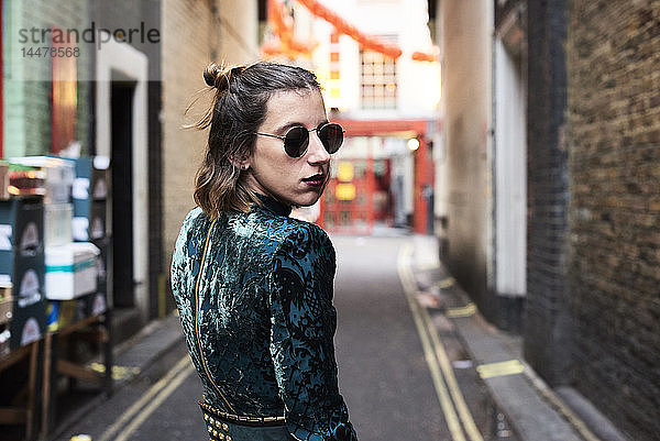 London  junge Frau geht in Chinatown spazieren  dreht sich