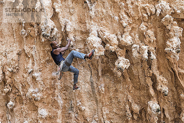 Griechenland  Kalymnos  Kletterer in Felswand