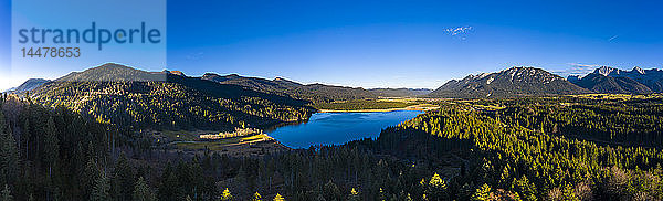 Deutschland  Bayern  Ostallgäu  Region Garmisch-Partenkirchen  Krün  Luftaufnahme von Barmsee und Grubsee